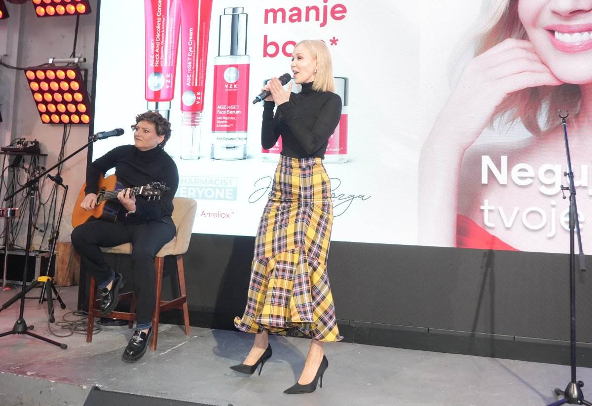 Jelena Rozga u kariranoj suknji