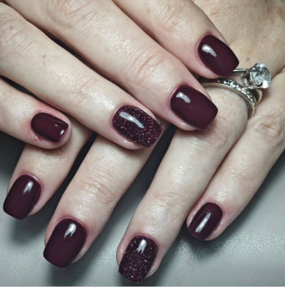 Bordo nokti sa šljokicama