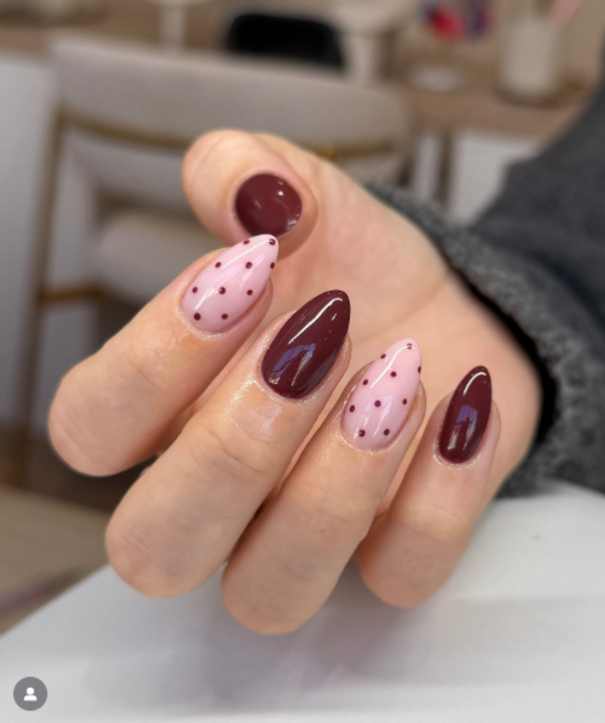 Bordo nokti sa tačkicama