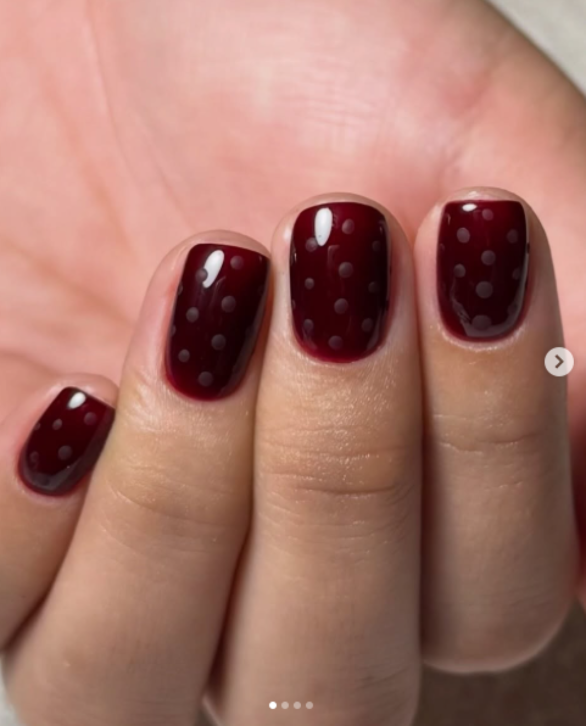 Bordo nokti sa tačkicama