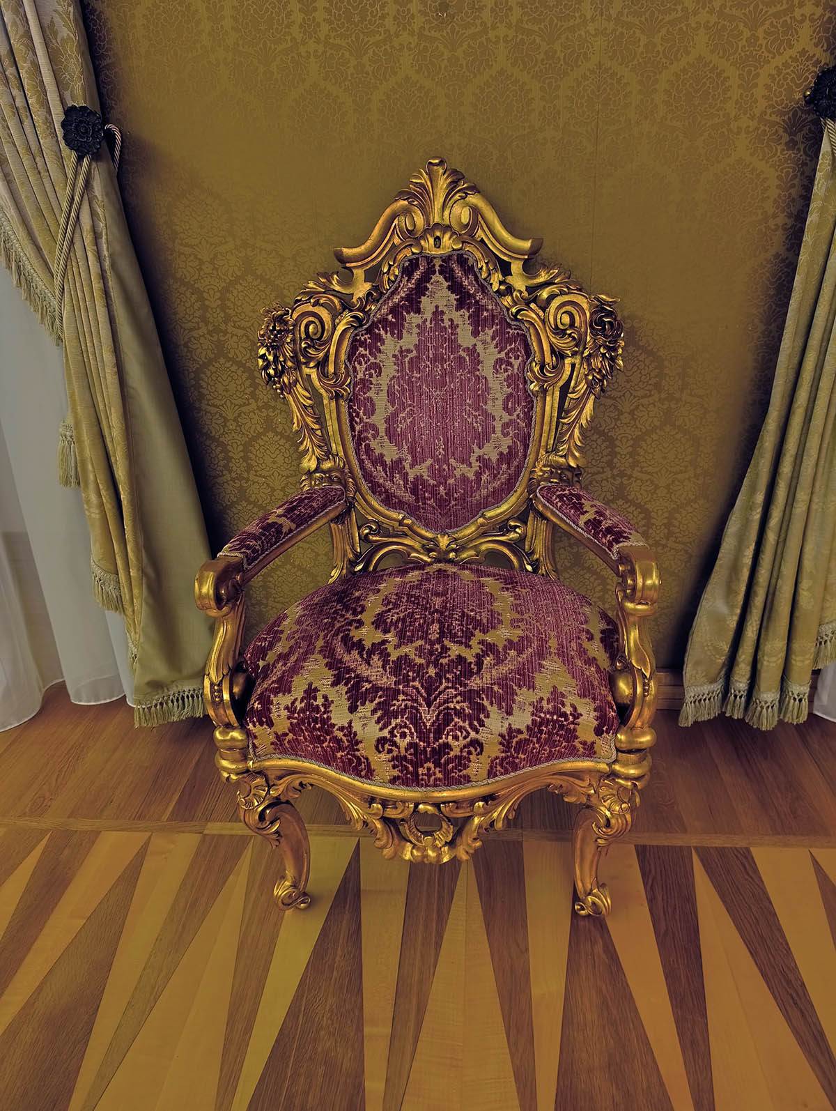 Zlatni detalji i stilski nameštaj u Titovoj rezidenciji Brdo kod Kranja