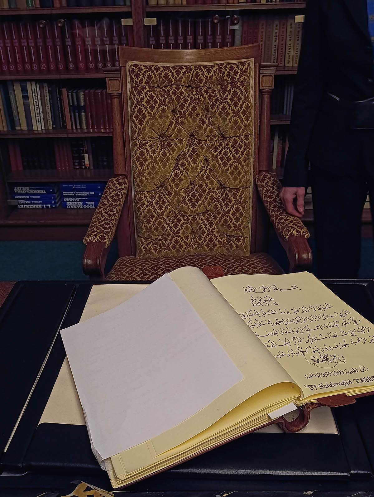 Pisaći sto u biblioteci Titove rezidencije Brdo kod Kranja