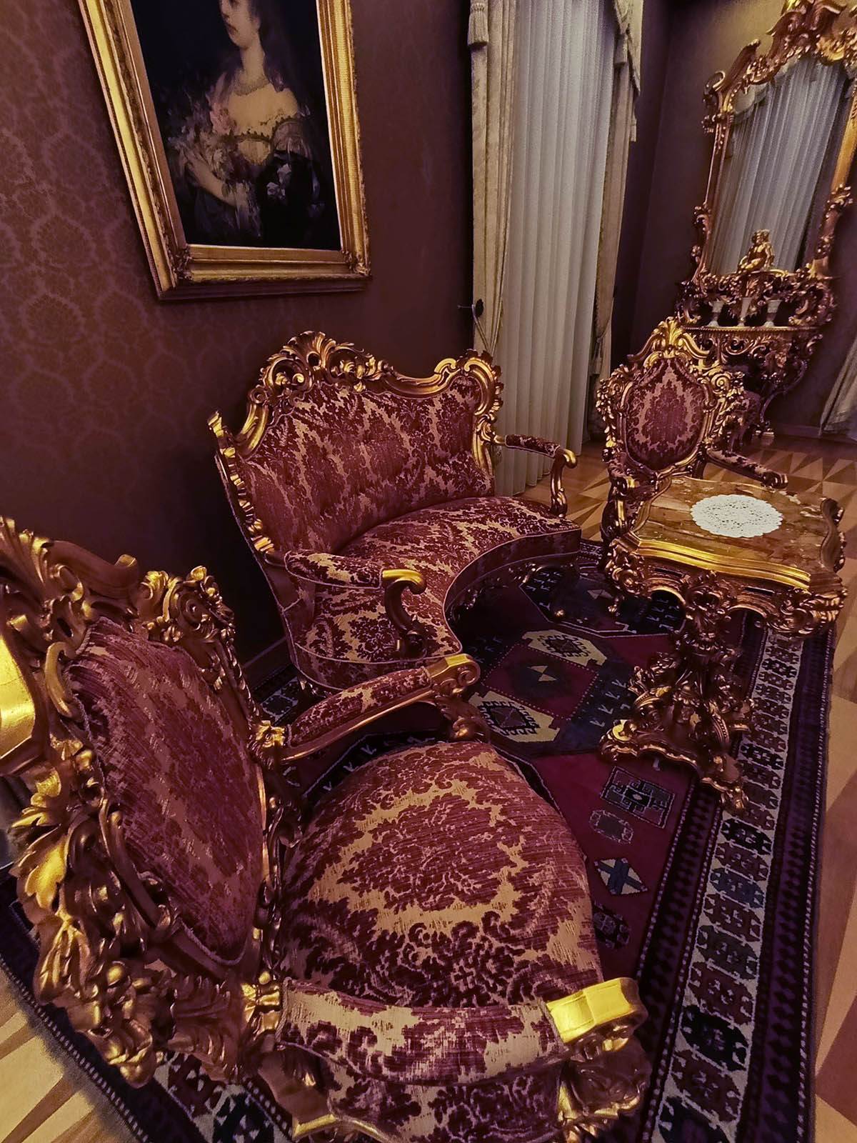 Zlatni detalji i stilski nameštaj u Titovoj rezidenciji Brdo kod Kranja