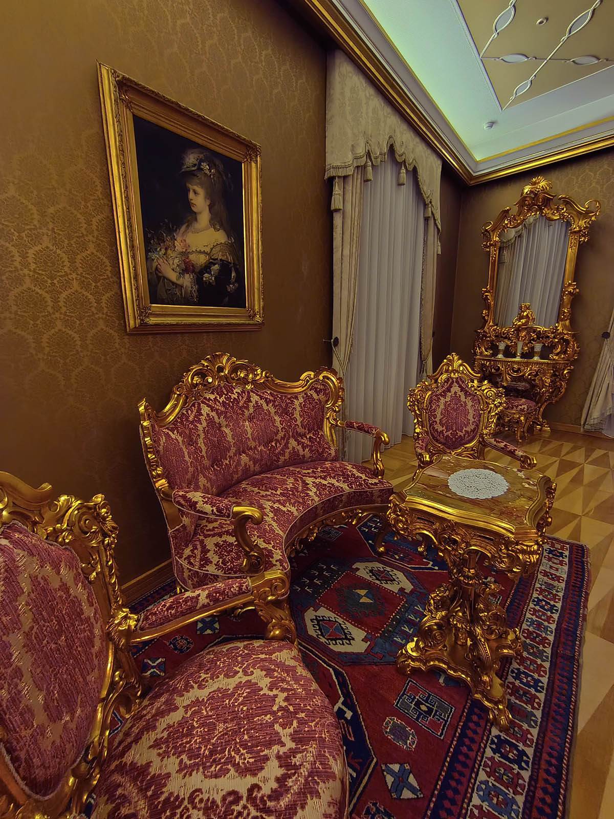 Zlatni detalji i stilski nameštaj u Titovoj rezidenciji Brdo kod Kranja