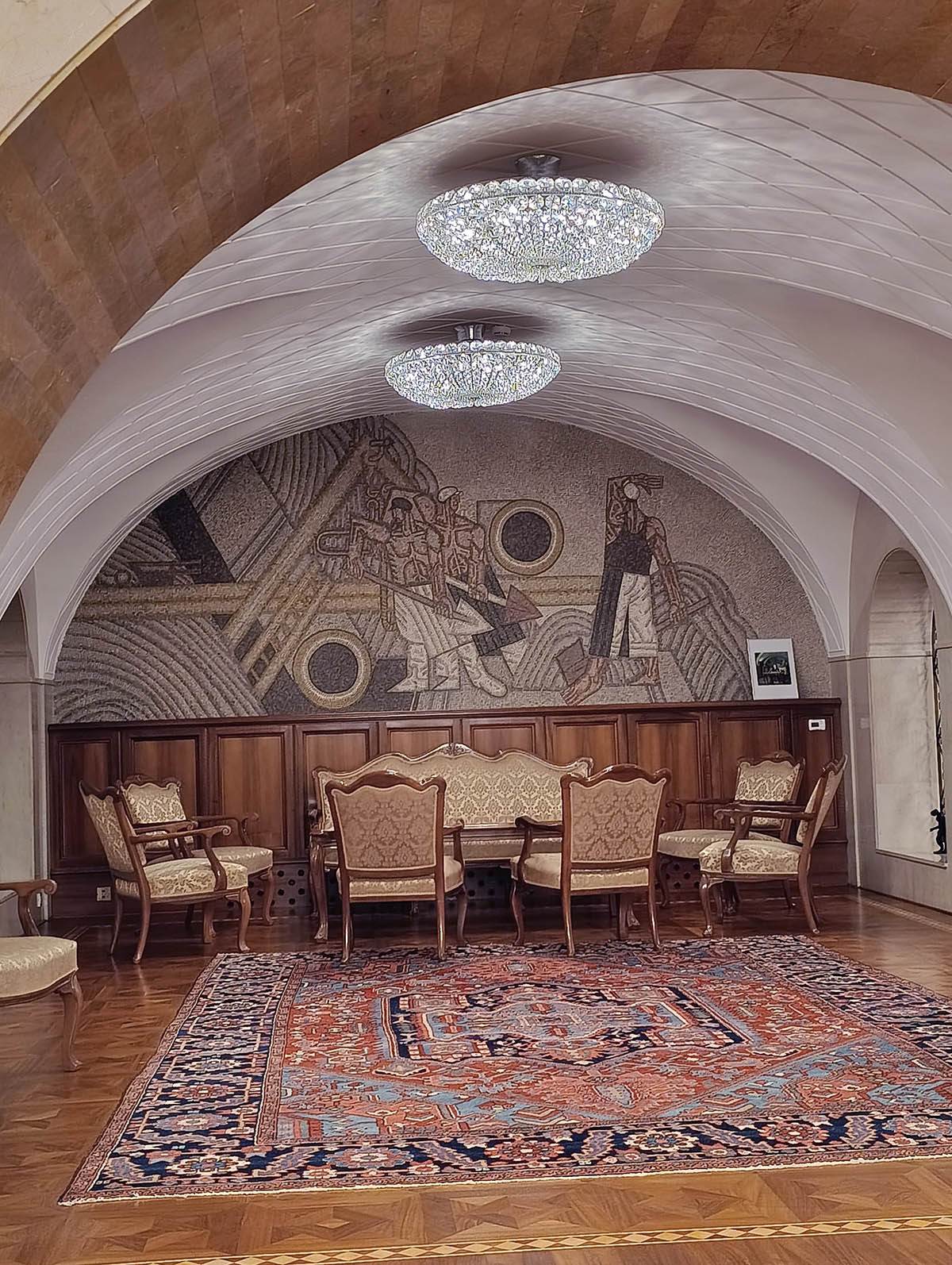 Kutak i zlatni nameštaj u Titovoj rezidenciji Brdo kod Kranja