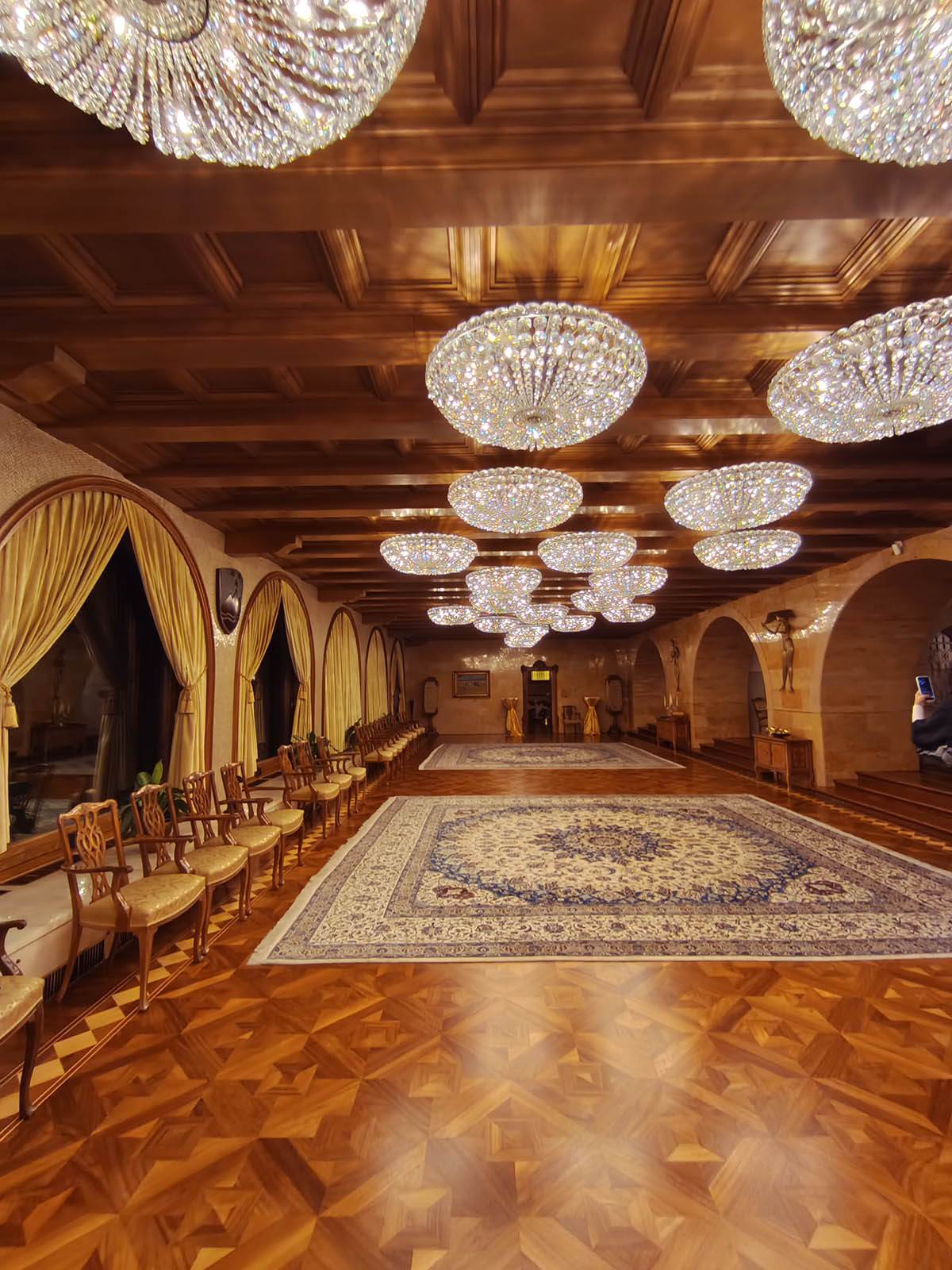 Ogroman prazan salon u rezidenciji Brdo kod Kranja