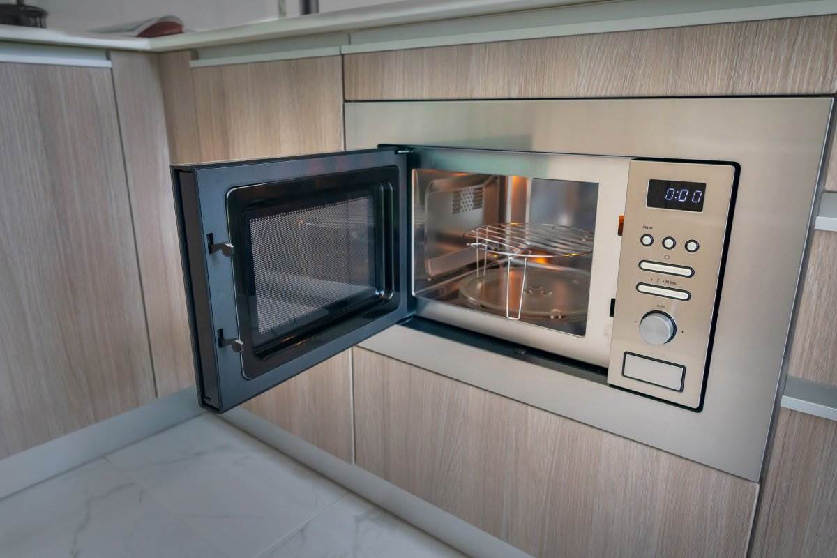 Mikrotalasna u donjem delu kuhinjskih elemenata