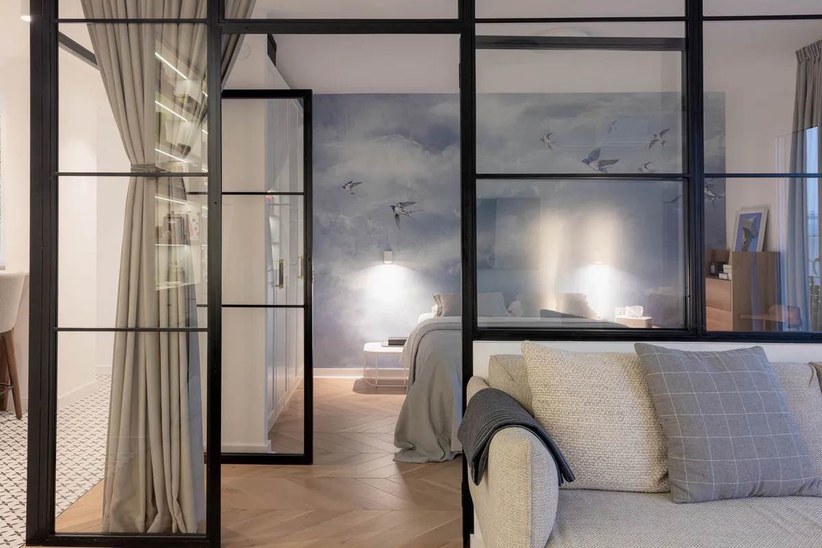 Stan na Zvezdari sa staklenim pregradnim zidovima