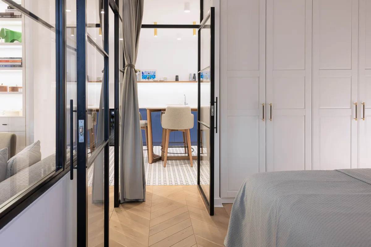 Stan na Zvezdari sa staklenim pregradnim zidovima