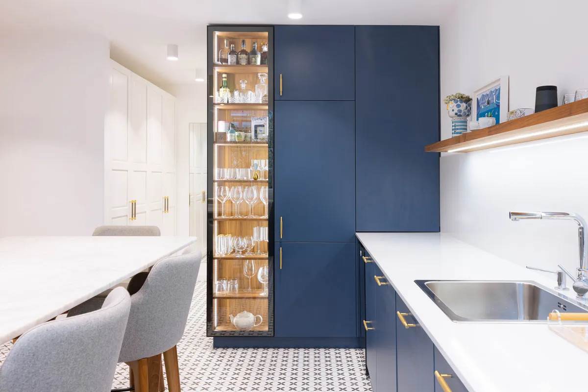 Stan na Zvezdari sa staklenim pregradnim zidovima