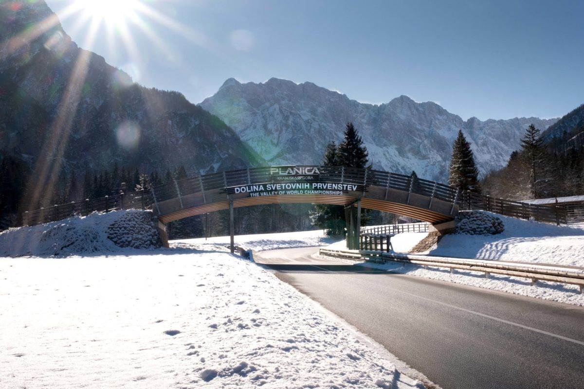 Most preko ulice sa natpisom dobrodošlice u Planicu, u Sloveniji