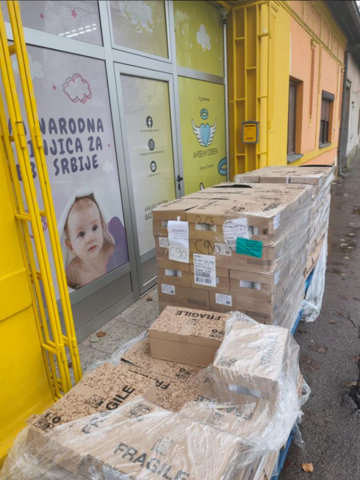 Anđeli Severa i Dejana Draškić sa sinom i ekipom