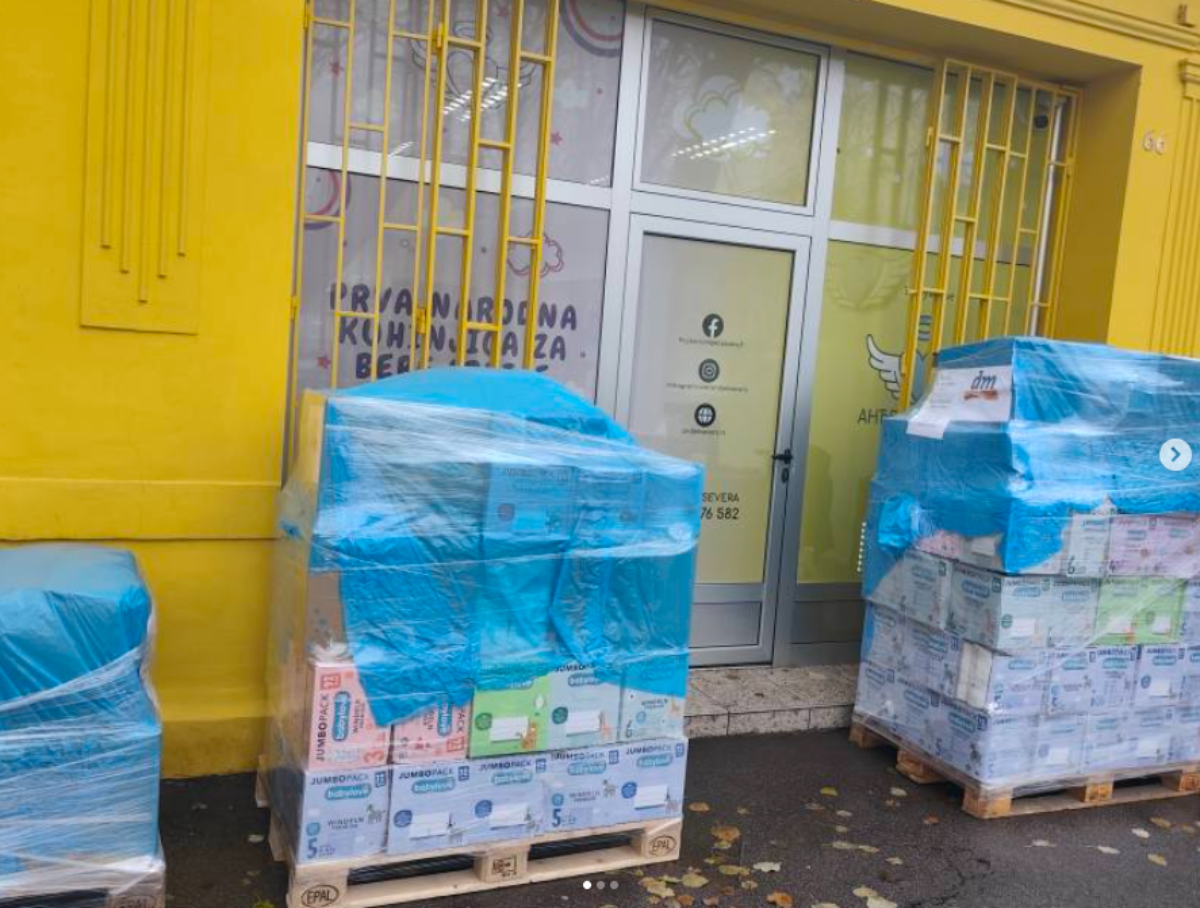 Anđeli Severa i Dejana Draškić sa sinom i ekipom