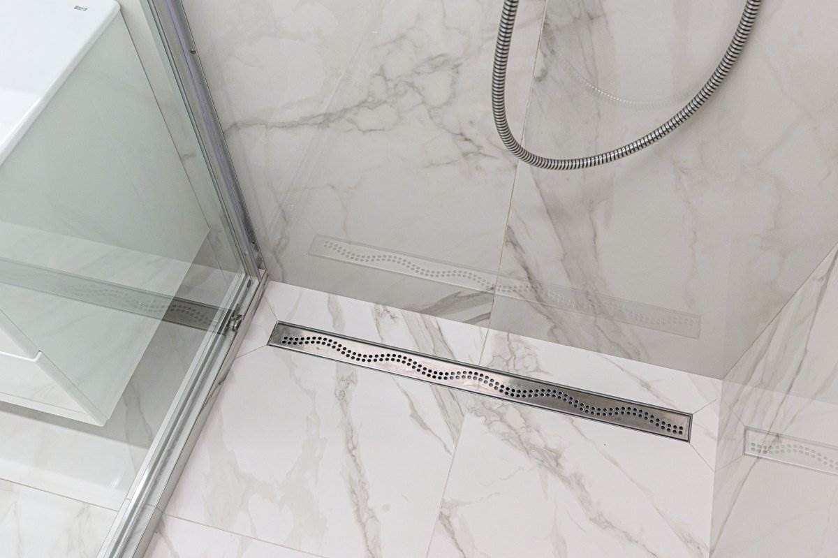 Linearni odvod za tuš