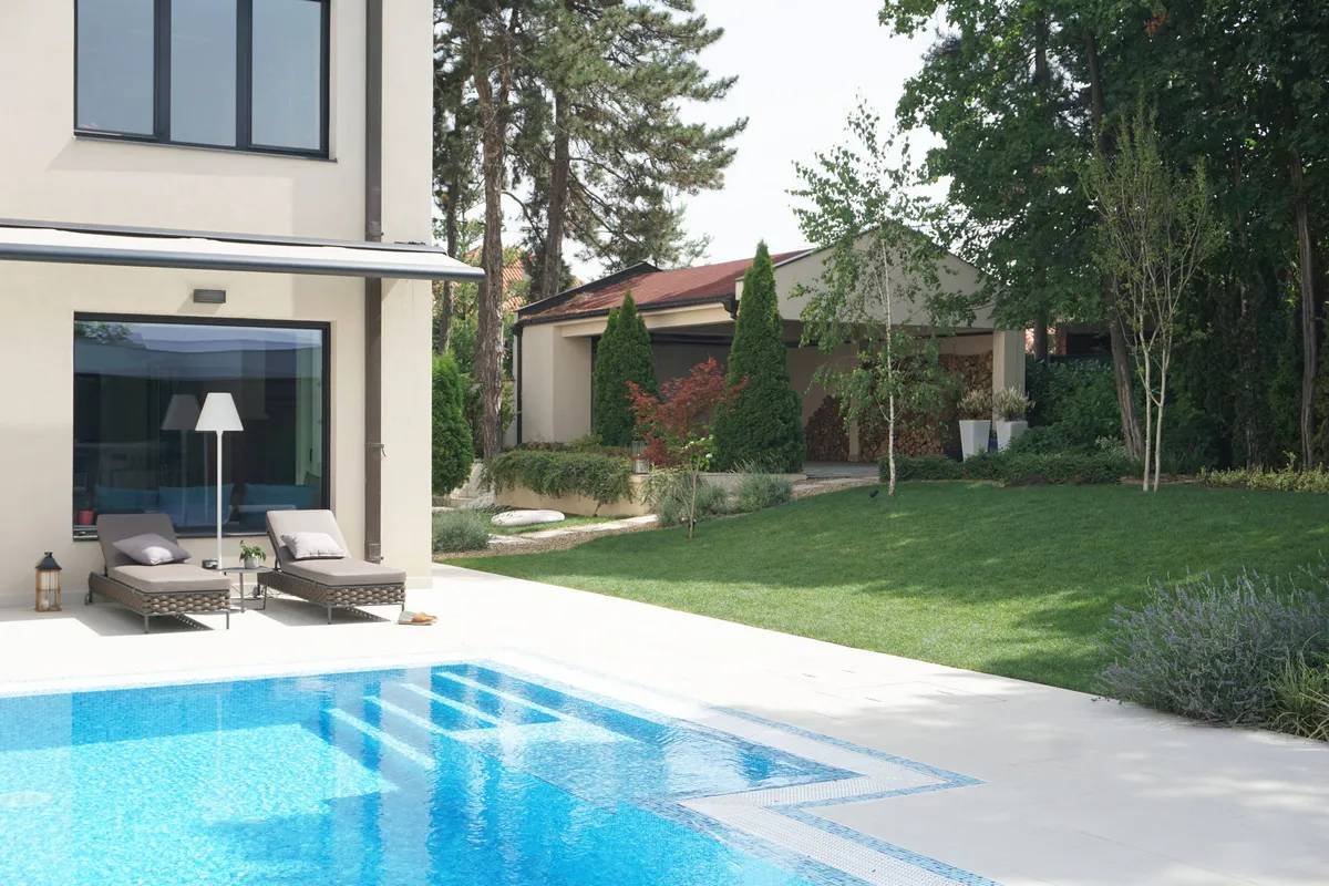 Dvorište od 580 kvadrata