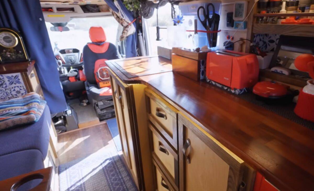 Mali stan prerađen kombi od 12 kvadrata