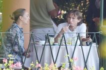 Luka Modrić sa suprugom na terasi