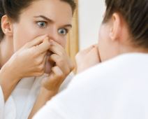 zena cedi bubuljicu.jpg