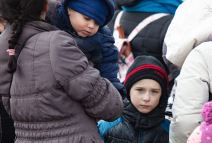 majka i deca na stanici Ruslan Lytvyn.jpg