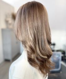 Tamnoplava kosa sa pramenovima