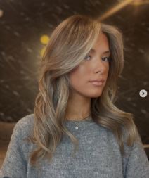 Tamnoplava kosa sa pramenovima