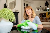 zena brise prasinu 2.jpg