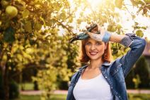 zena radi u basti.jpg