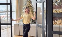 zena ukrasava kucu za novu godinu.jpg