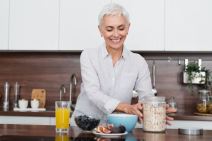 zena sprema zdrav dorucak.jpg