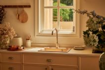 Kuhinja sa bež radnom pločom