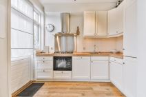 Kuhinja sa bež radnom pločom