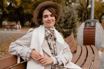 zena u kaputu sa sesirom.jpg