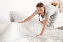 zena namesta krevet.jpg