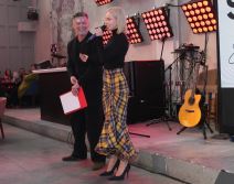 Jelena Rozga u kariranoj suknji