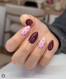 Bordo nokti sa tačkicama