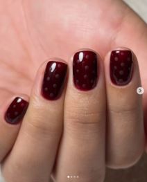 Bordo nokti sa tačkicama