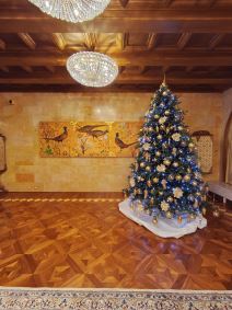 Detalj ogromnog salona sa božićnm jelkom u Titovoj rezidenciji Brdo kod Kranja