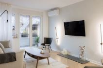 Stan na Zvezdari sa staklenim pregradnim zidovima