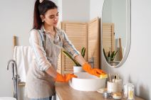 žena čisti kupatilo