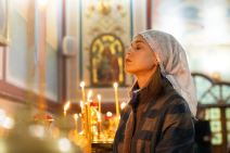 Žena u crkvi