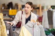 žena kupuje zimsku jaknu