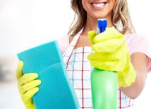 žena čisti kuću