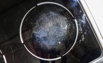 Ogrebotine na indukcijskoj ploči