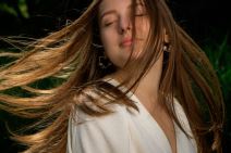 žena sa divnom kosom