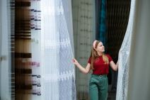 Devojka kupuje zavese