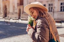 Devojka moderno obučena