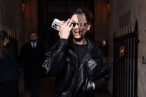 Hejli Biber u kožnoj jakni na reviji Iv Sen Loran 0974730556.jpg