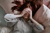 umorna žena u krevetu