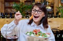 žena jede salatu