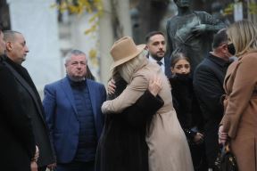 Jelena Karleusa grli Anu Bekutu na sahrani Milutina Mrkonjica.jpg